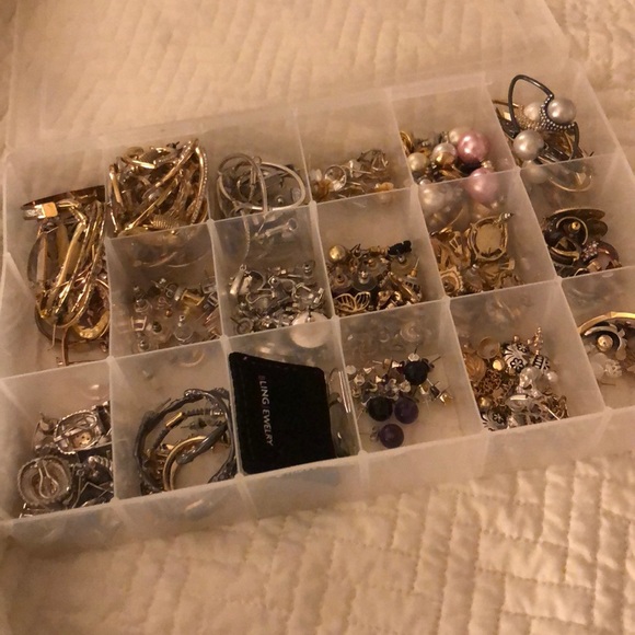 Hundreds of designer and European earrings - Picture 2 of 2